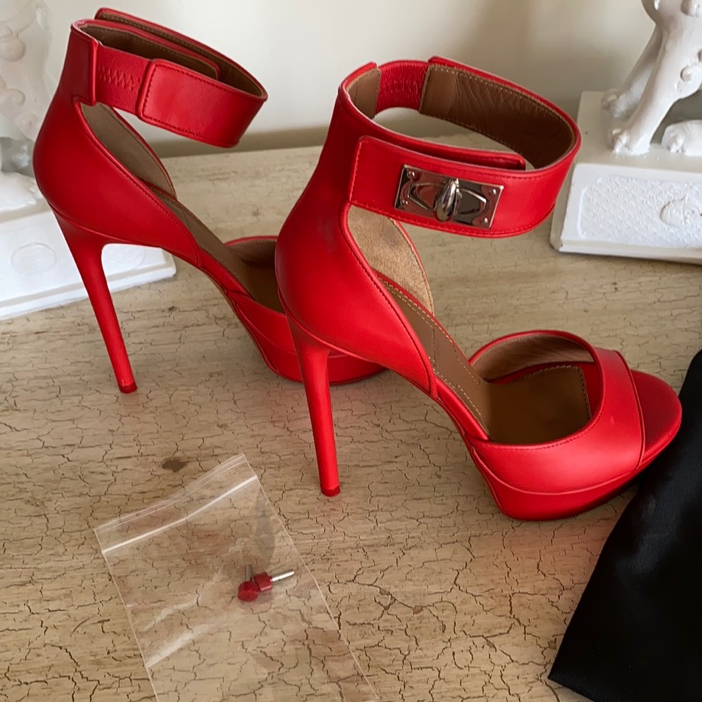 Givenchy stunning RED platforms 👠